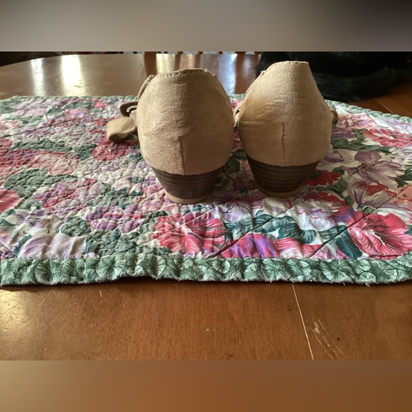 Tan Heel Shoes - Picture 2 of 5